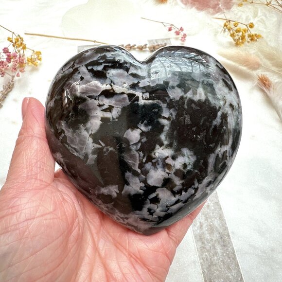 Indigo Gabbro Heart Carving - Picture 4 of 7